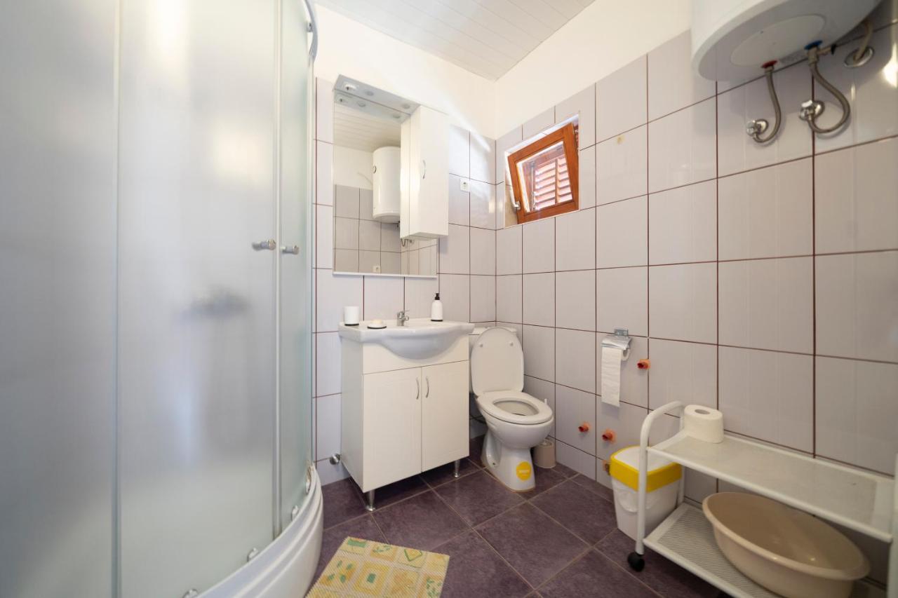 Studio Apartman Ema Gornji Karin Exterior photo